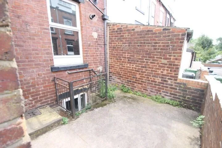 5 bedroom terraced house for rent