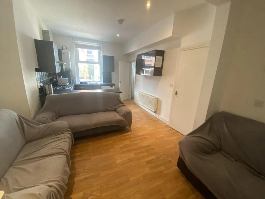 5 bedroom terraced house for rent