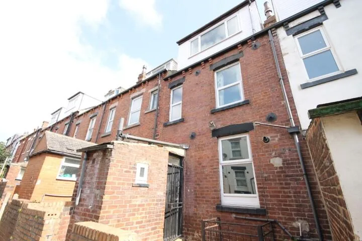 5 bedroom terraced house for rent