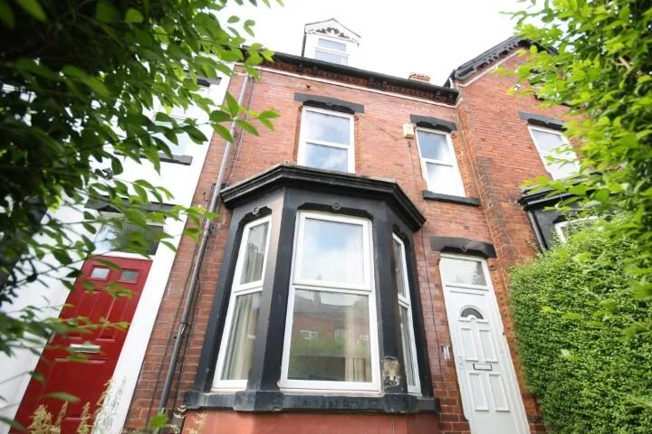 5 bedroom terraced house for rent