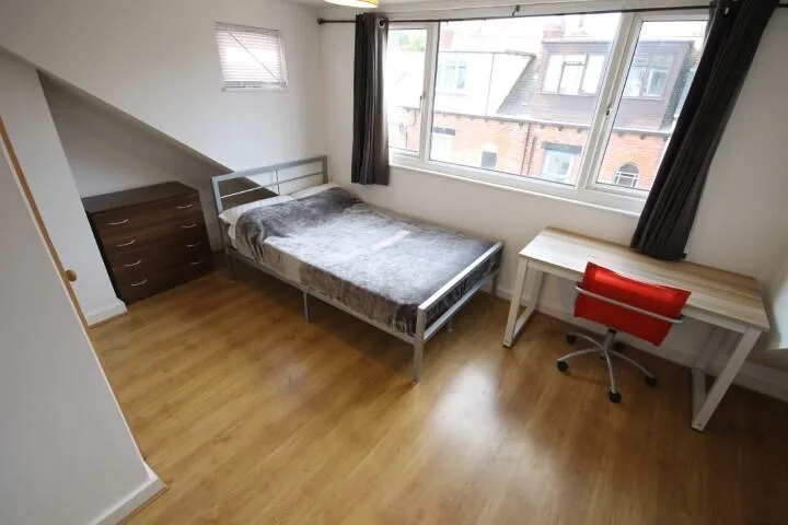 5 bedroom terraced house for rent