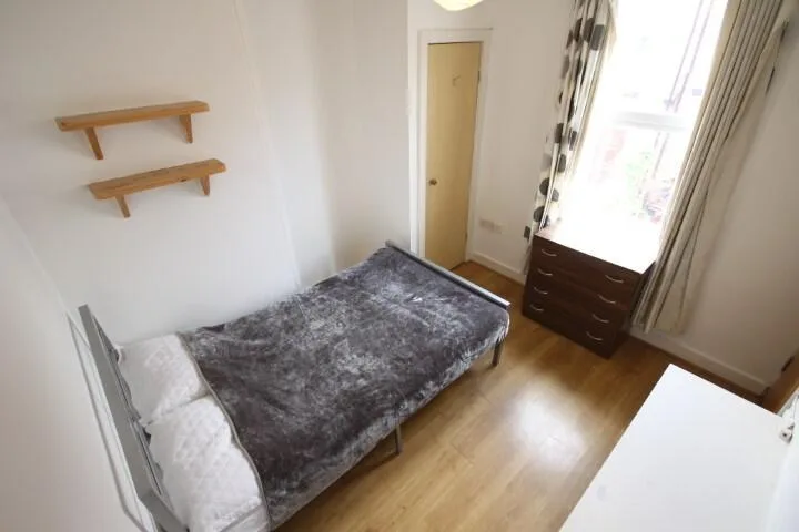 5 bedroom terraced house for rent