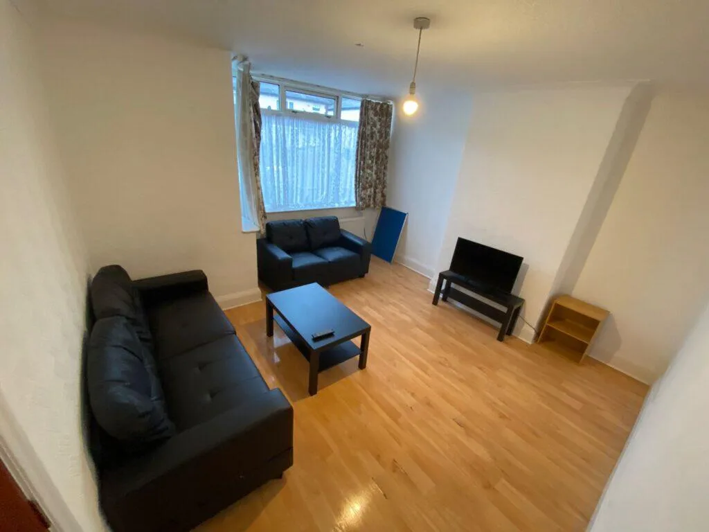 4 bedroom semi-detached house for rent