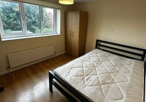 4 bedroom semi-detached house for rent