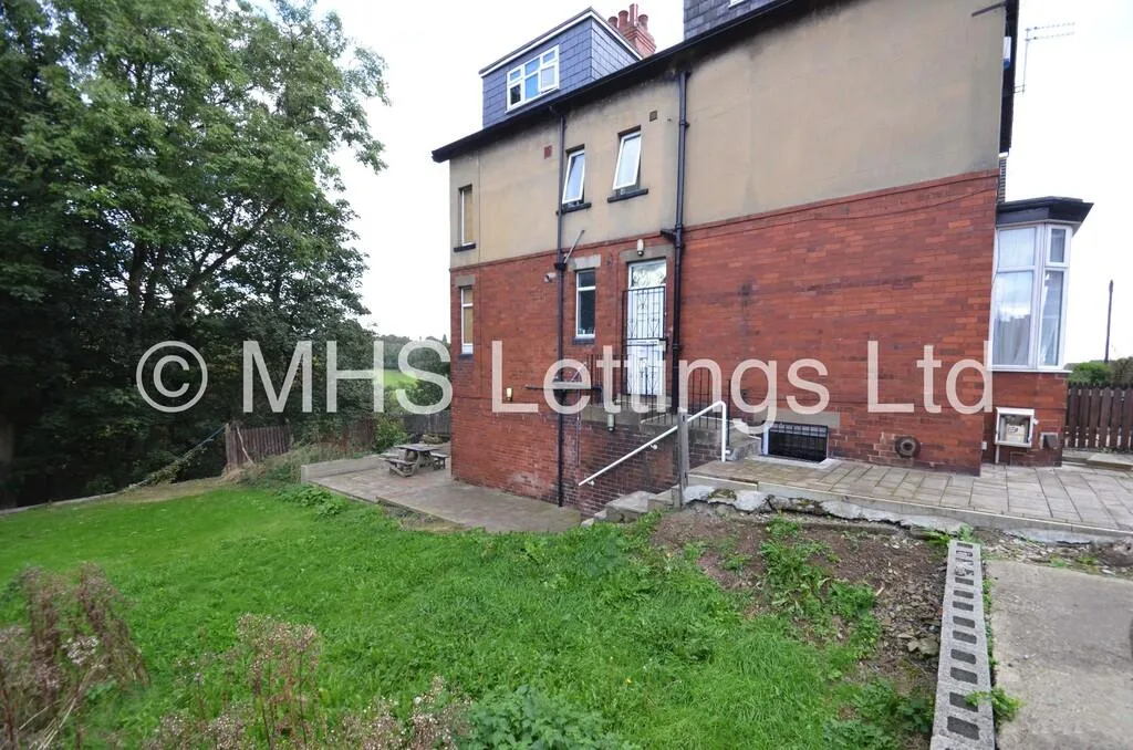 5 bedroom terraced house for rent