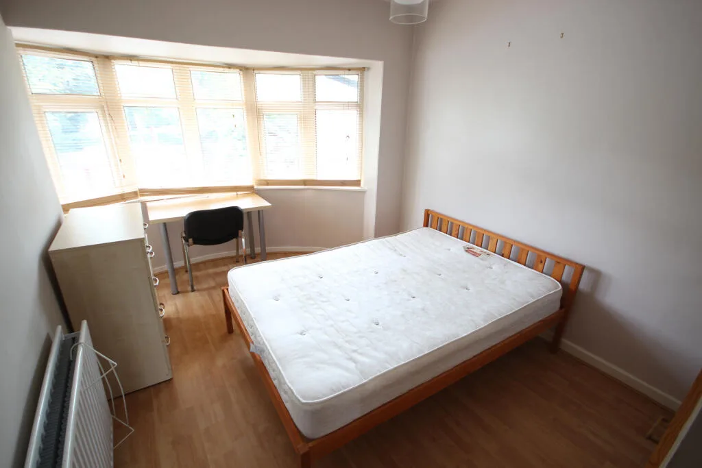 5 bedroom semi-detached house for rent