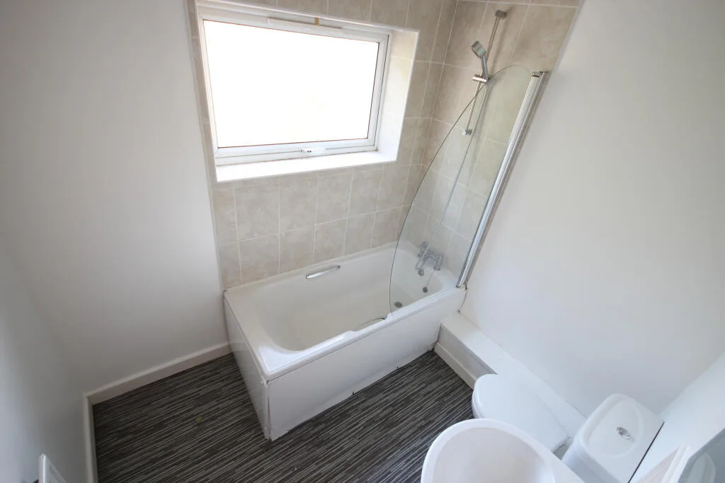 5 bedroom semi-detached house for rent