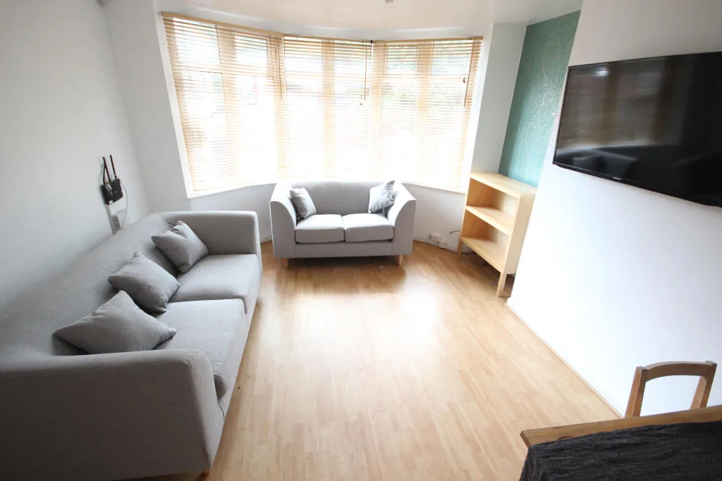 5 bedroom semi-detached house for rent