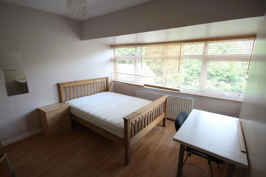 5 bedroom semi-detached house for rent