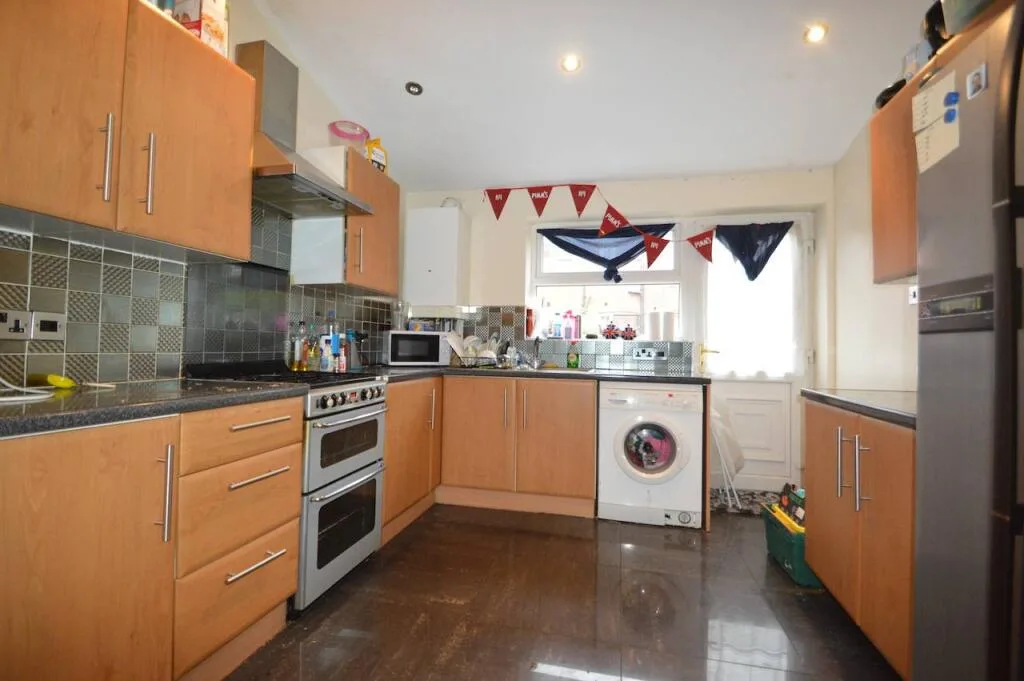 5 bedroom terraced house for rent