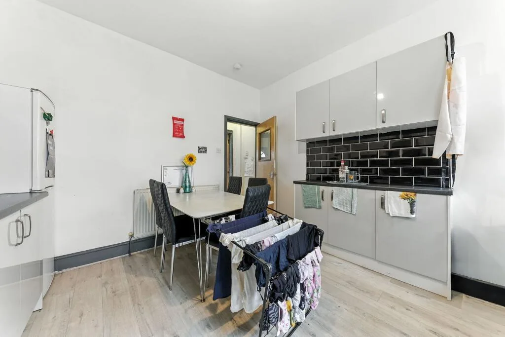 5 bedroom terraced house for rent