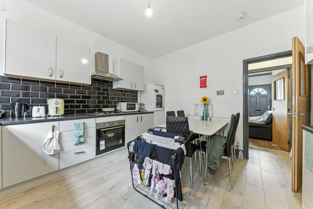5 bedroom terraced house for rent