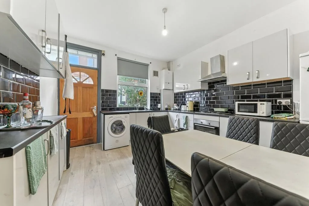 5 bedroom terraced house for rent