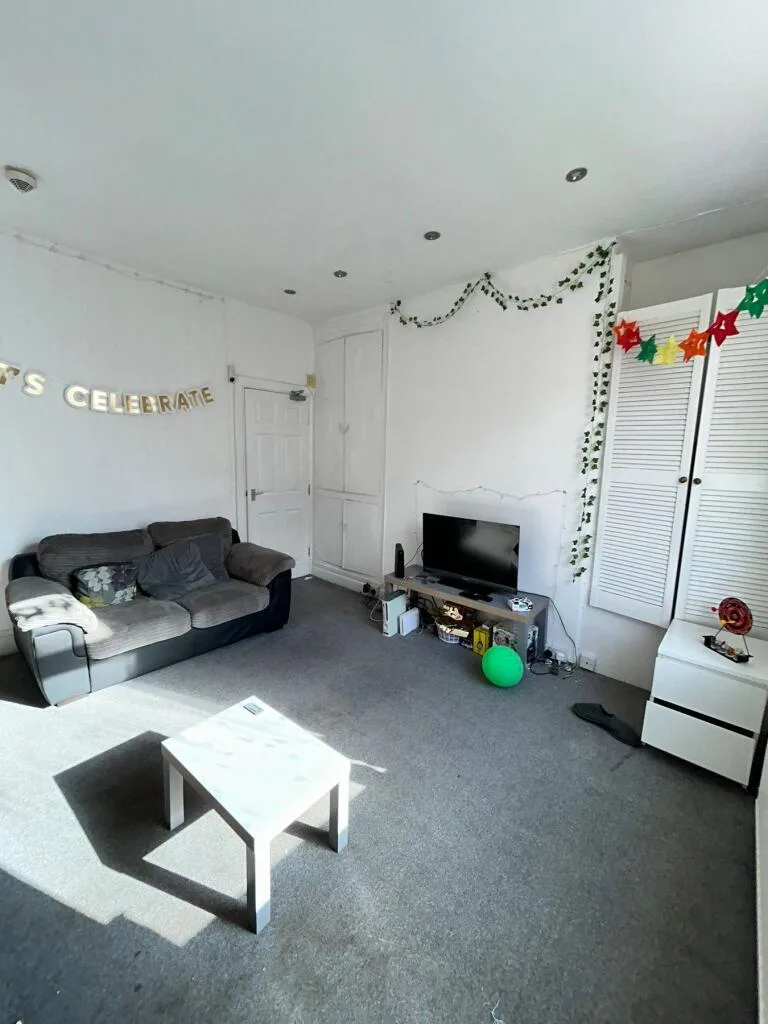 5 bedroom terraced house for rent