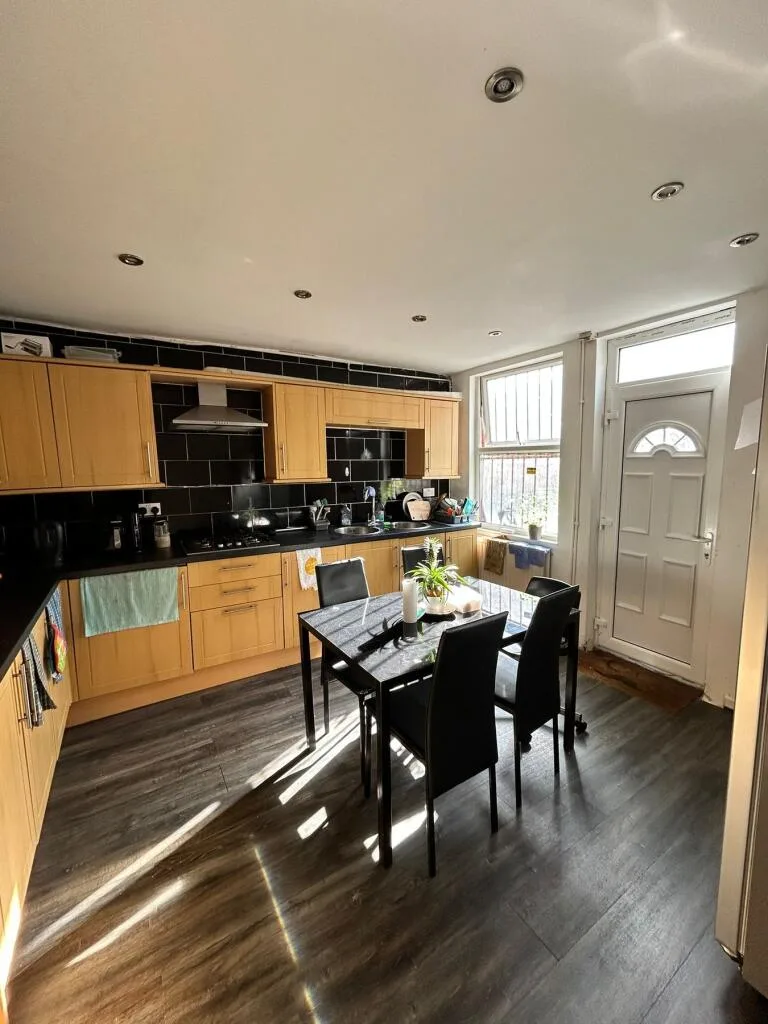 5 bedroom terraced house for rent