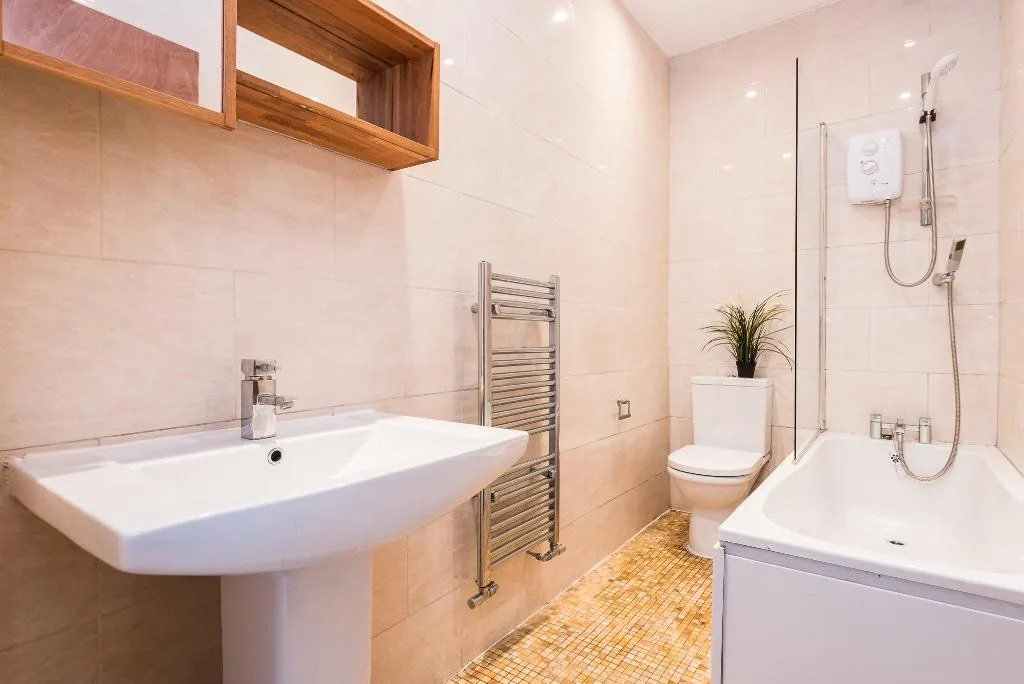 4 bedroom end of terrace house for rent