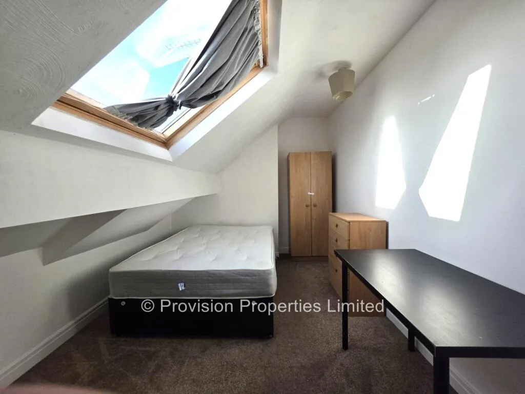 5 bedroom semi-detached house for rent
