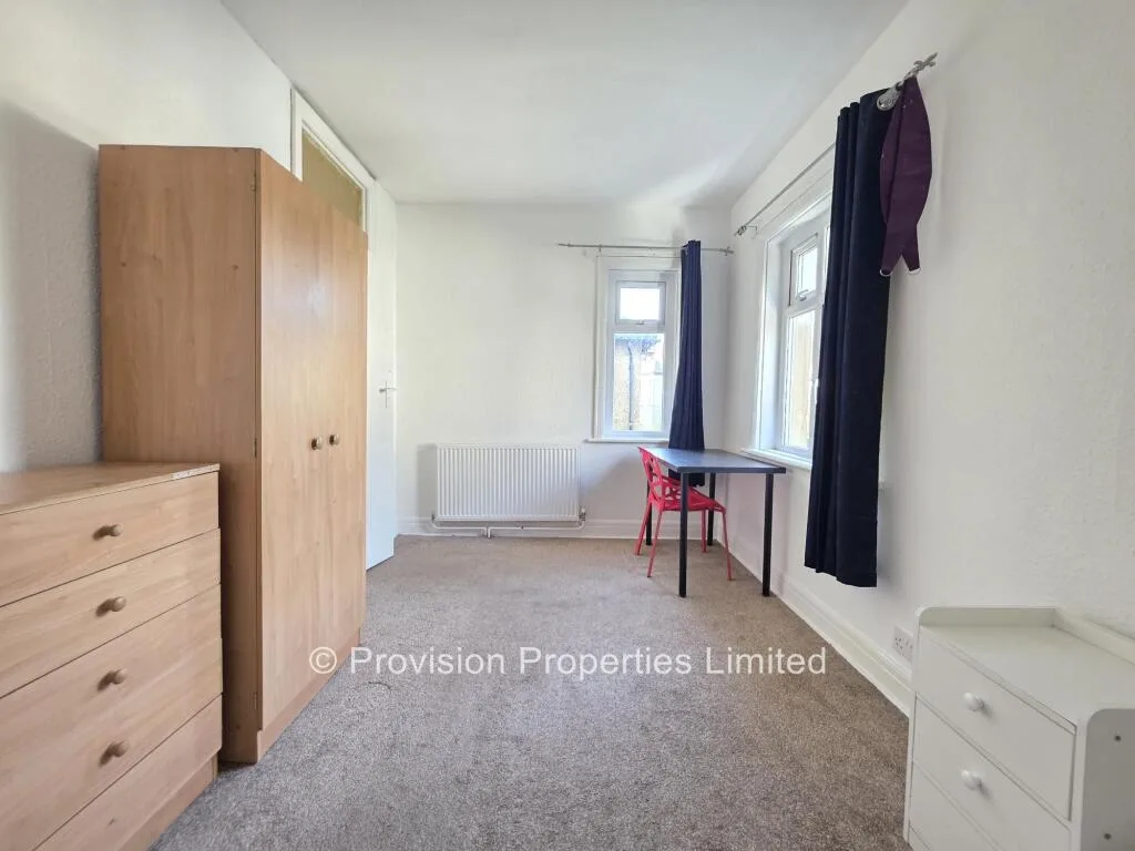 5 bedroom semi-detached house for rent