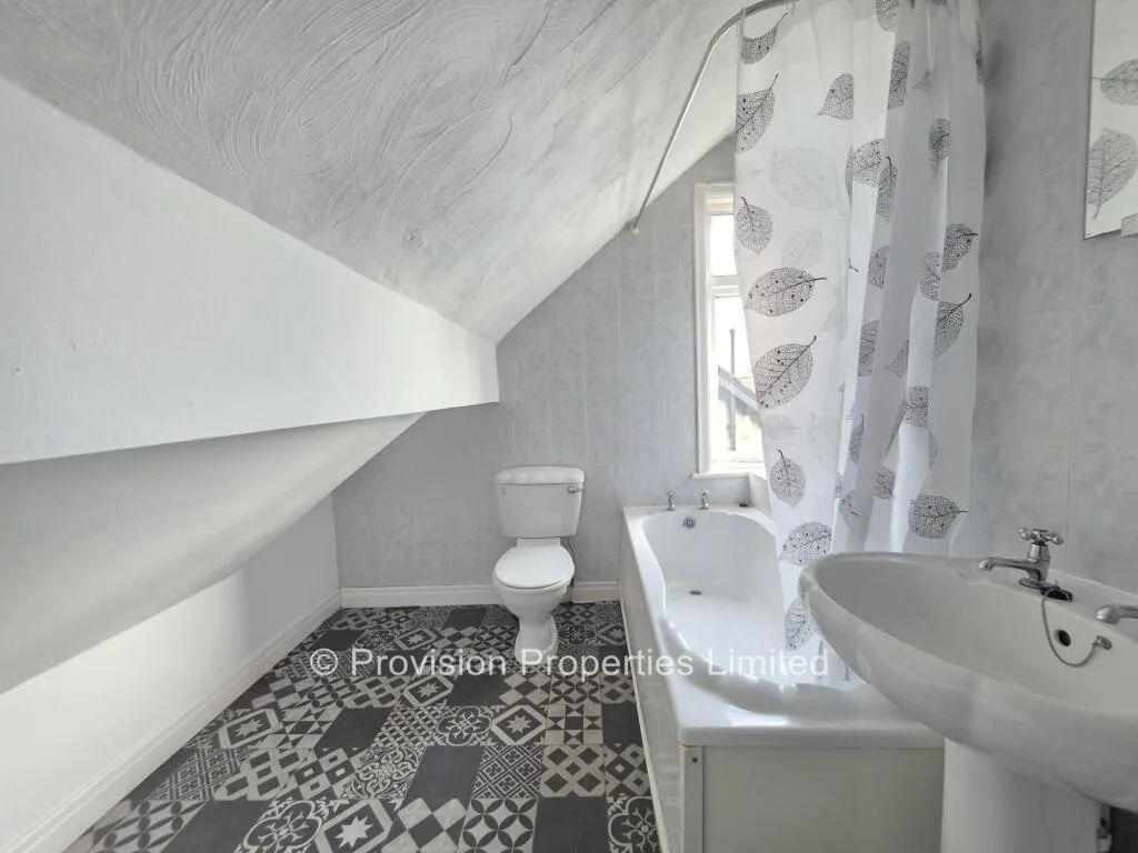 5 bedroom semi-detached house for rent