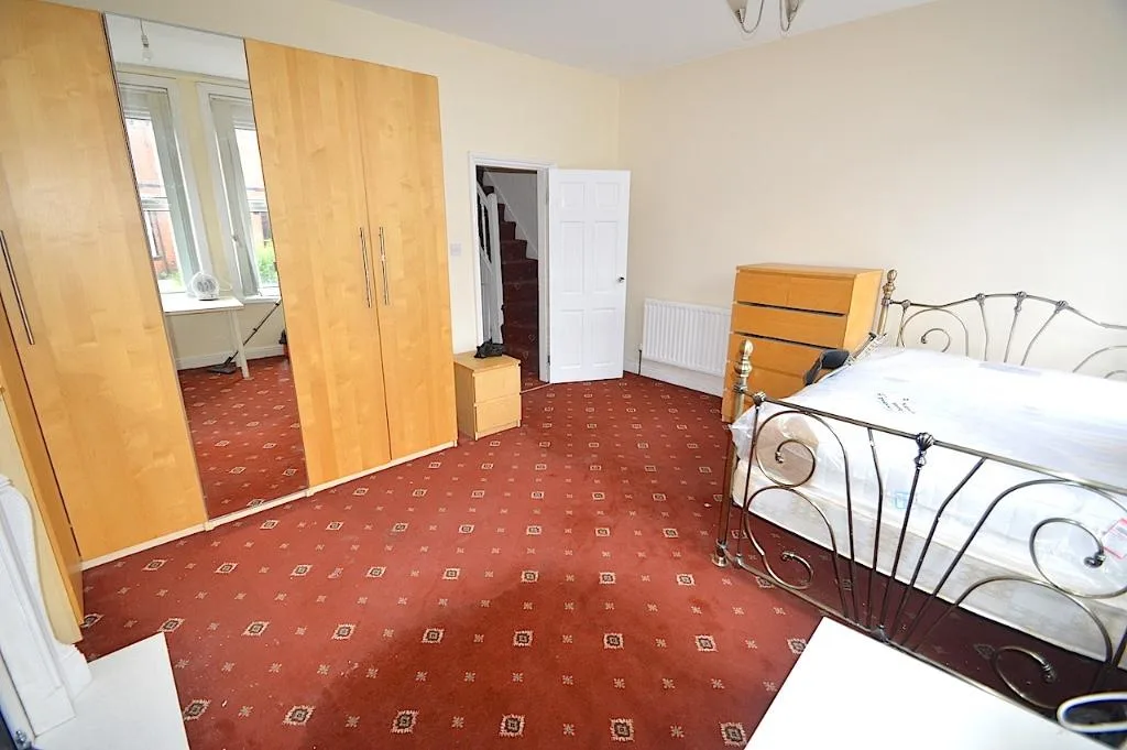 5 bedroom terraced house for rent
