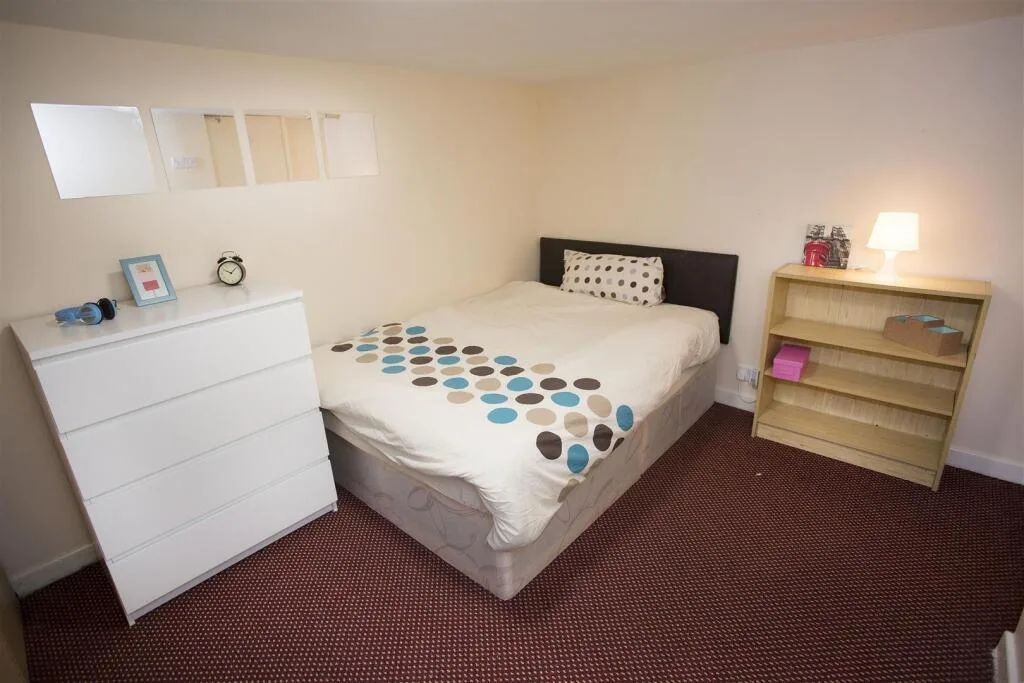 5 bedroom terraced house for rent