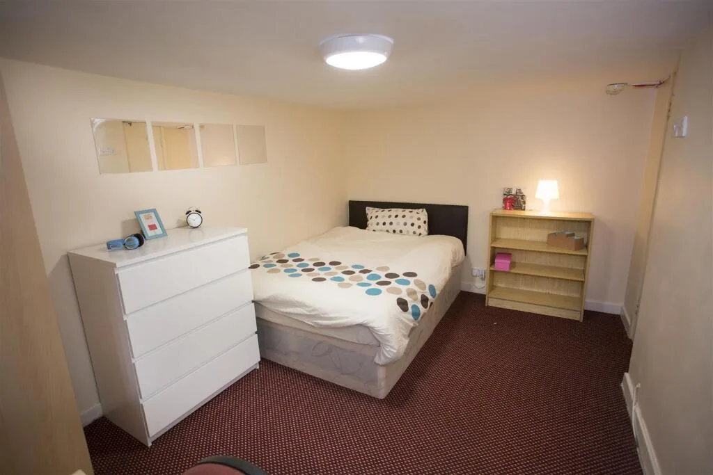5 bedroom terraced house for rent