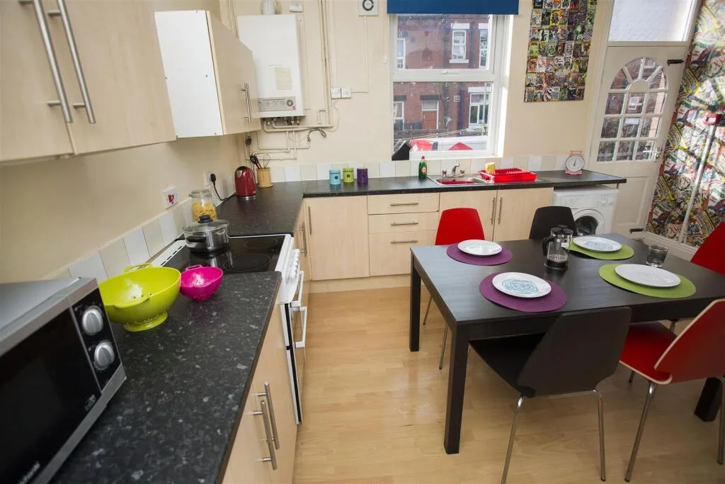 5 bedroom terraced house for rent
