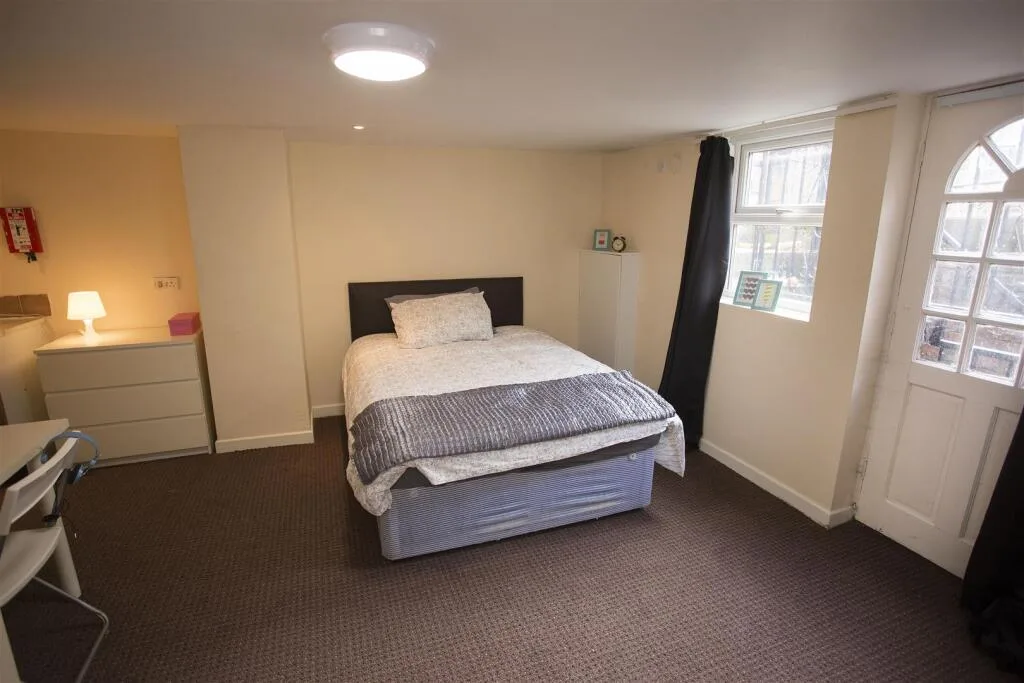 5 bedroom terraced house for rent