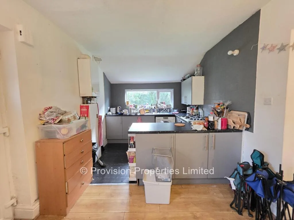 4 bedroom semi-detached house for rent