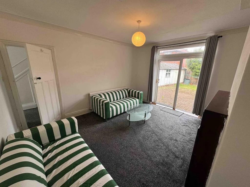 4 bedroom semi-detached house for rent