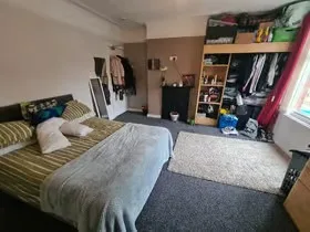 5 bedroom end of terrace house for rent