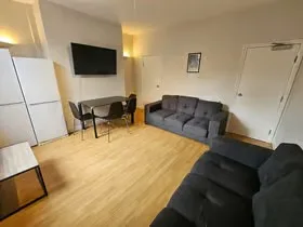 5 bedroom terraced house for rent