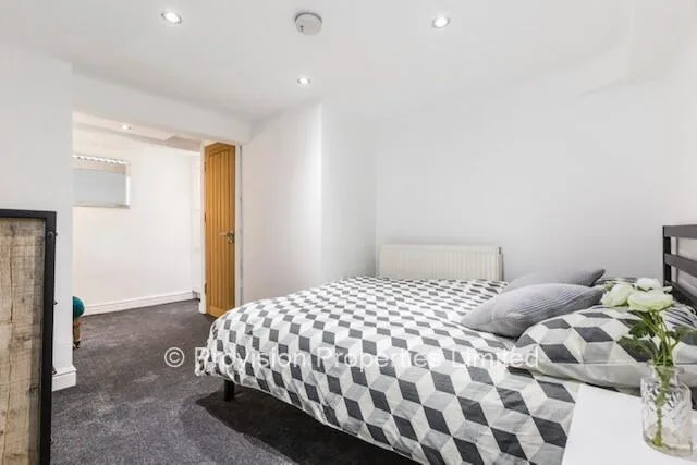 5 bedroom terraced house for rent
