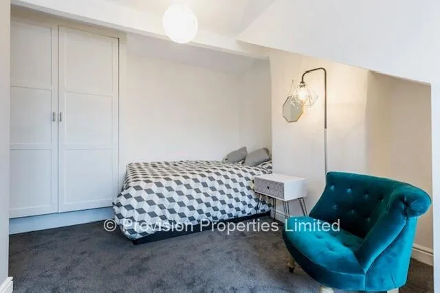 5 bedroom terraced house for rent