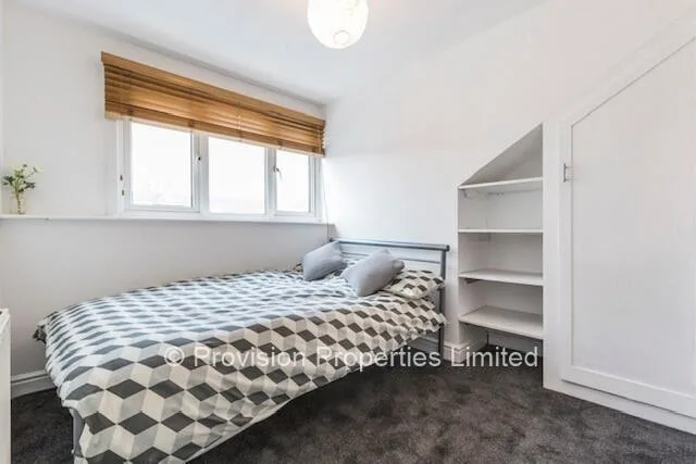 5 bedroom terraced house for rent