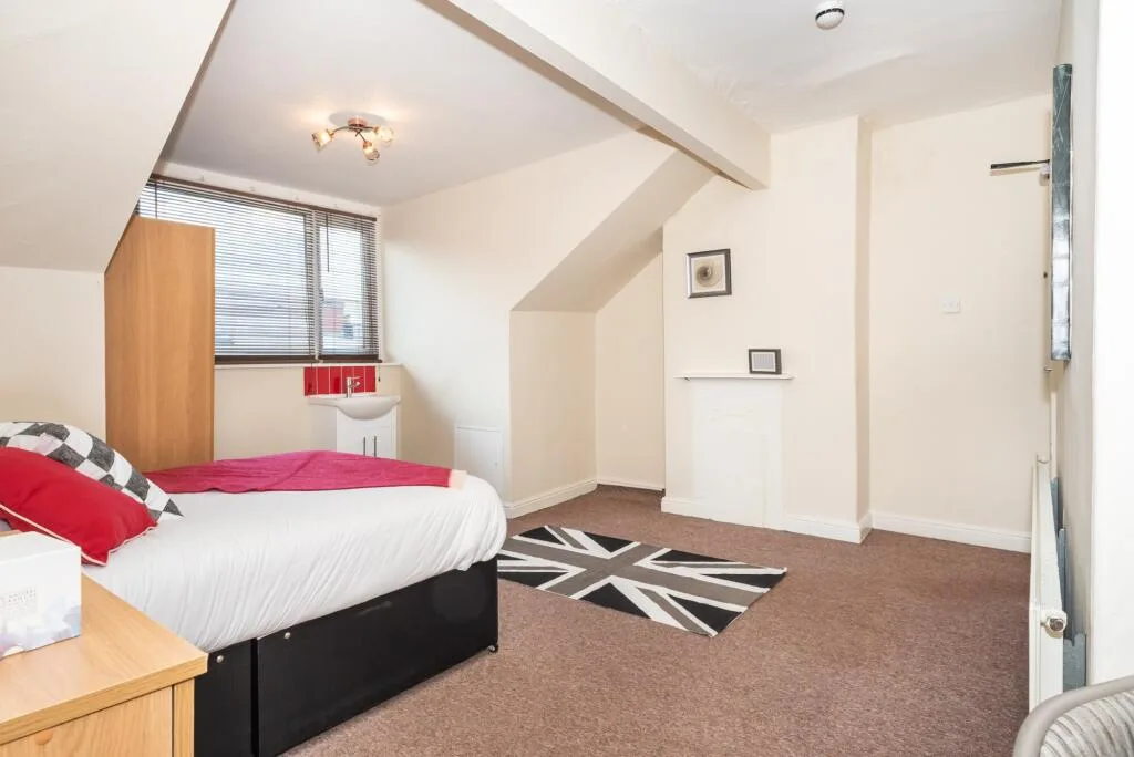 5 bedroom terraced house for rent