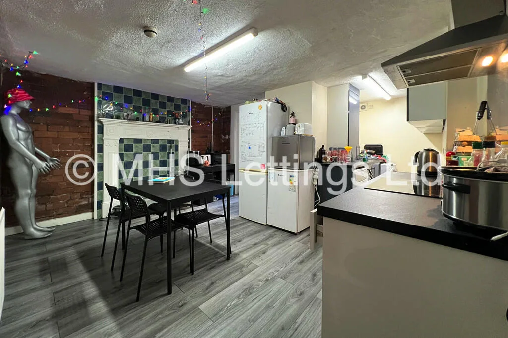 5 bedroom terraced house for rent