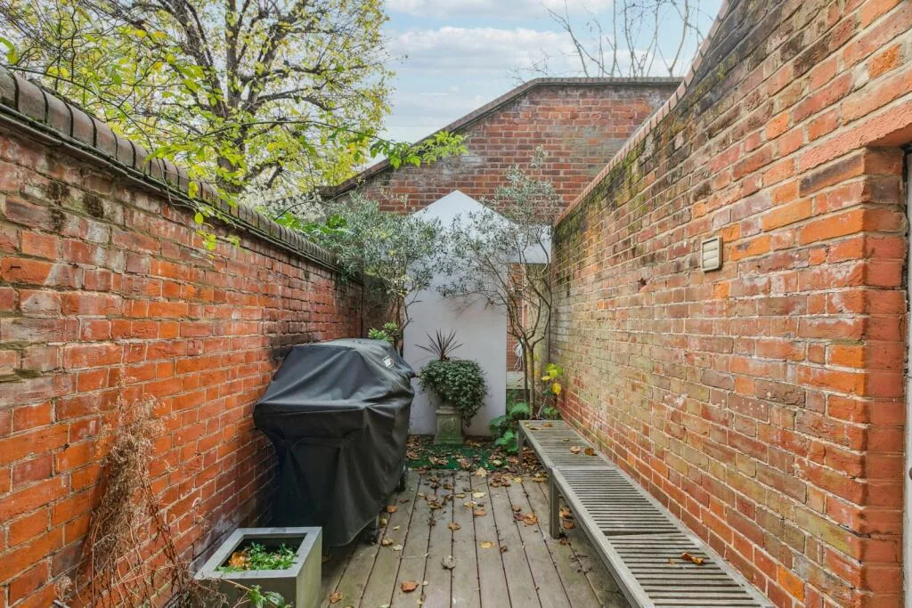 5 bedroom terraced house for rent