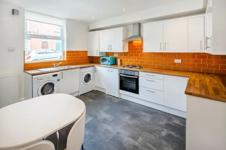 4 bedroom end of terrace house for rent