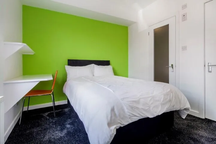 4 bedroom end of terrace house for rent