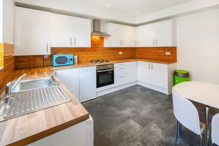 4 bedroom end of terrace house for rent