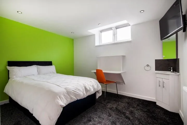 4 bedroom end of terrace house for rent