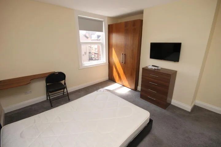 5 bedroom terraced house for rent