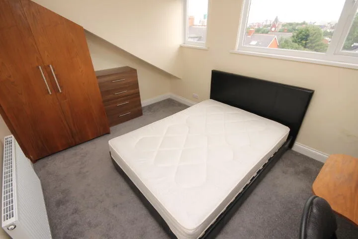 5 bedroom terraced house for rent