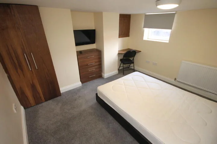5 bedroom terraced house for rent