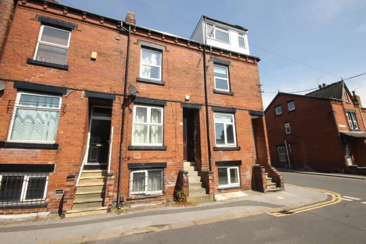 5 bedroom terraced house for rent
