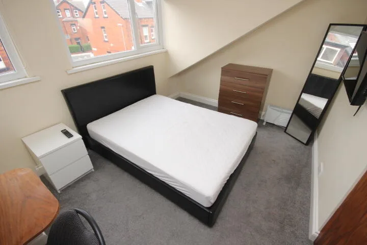 5 bedroom terraced house for rent
