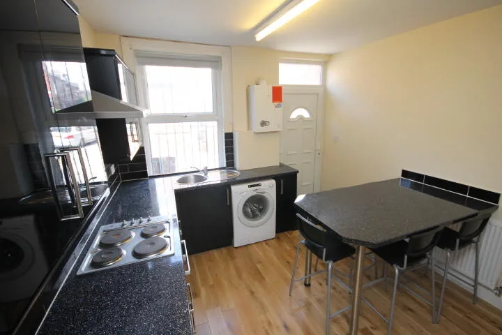 5 bedroom terraced house for rent