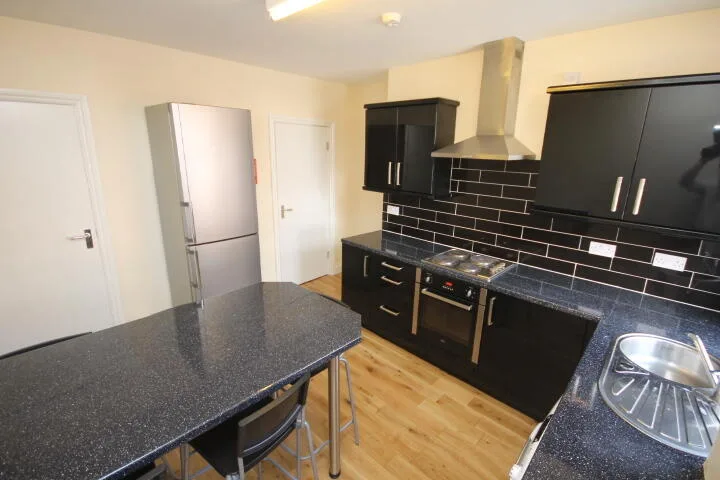 5 bedroom terraced house for rent
