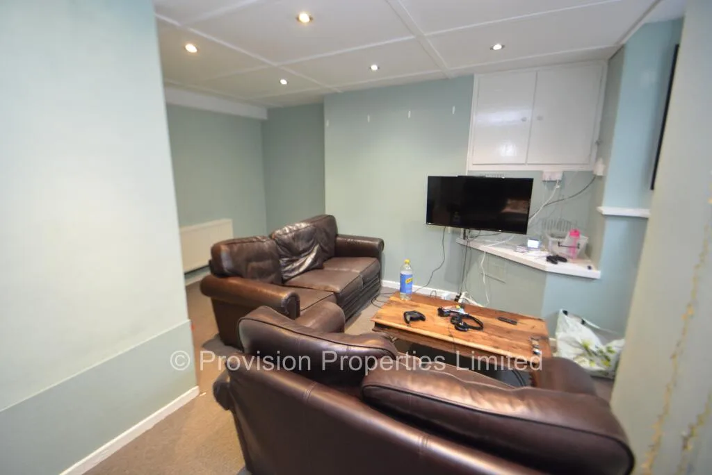 5 bedroom terraced house for rent